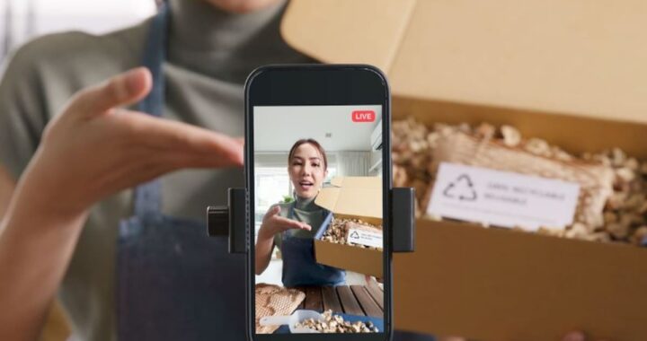 Influencer mostrando producto en transmisión en vivo con botón de compra activo y chat interactivo