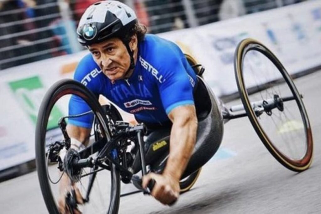 Alex Zanardi en su BMW adaptado tras superar la amputación de piernas, símbolo de superación