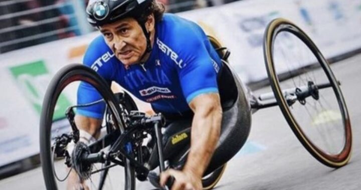 Alex Zanardi en su BMW adaptado tras superar la amputación de piernas, símbolo de superación