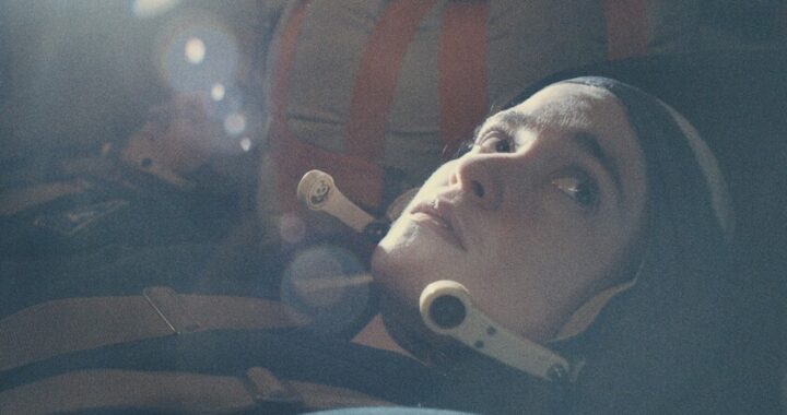 Cosmonauta soviético frente a cohete N1-L3 en base espacial recreada para la serie, ambientada en 1973