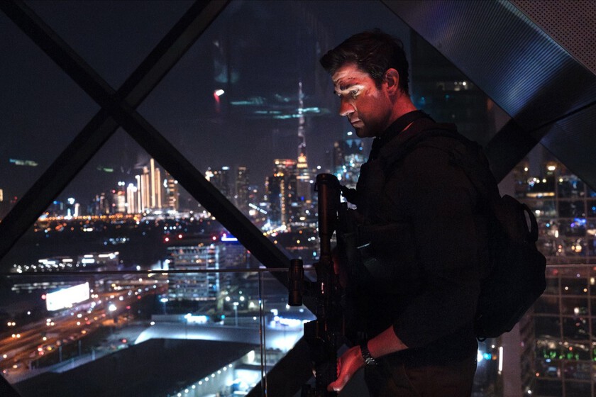 John Krasinski como Jack Ryan en escena de acción de la película 'Guerra encubierta' con fondo de Praga iluminada