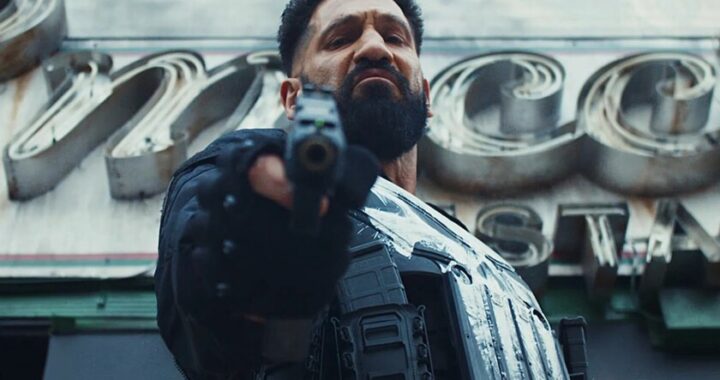 Jon Bernthal como Punisher en escena de acción extrema del especial 'One Last Kill' en Disney+ con sangre y armas visibles