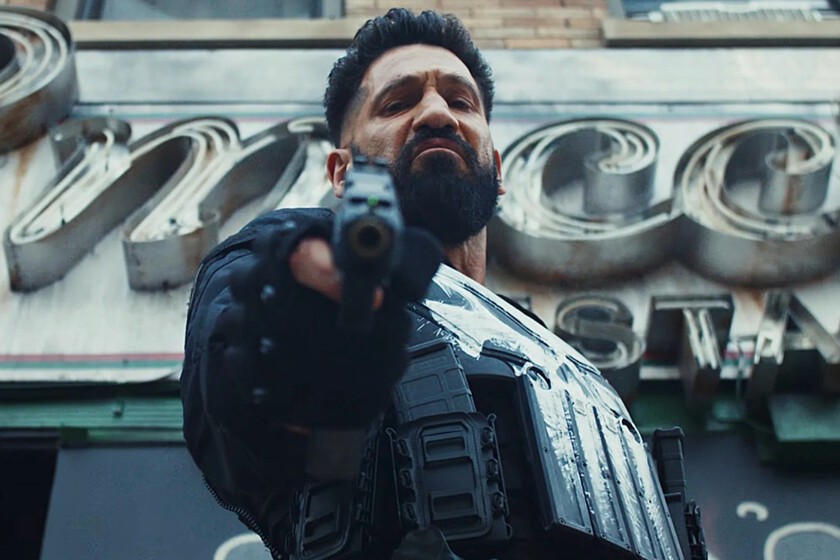 Jon Bernthal como Punisher en escena de acción extrema del especial 'One Last Kill' en Disney+ con sangre y armas visibles