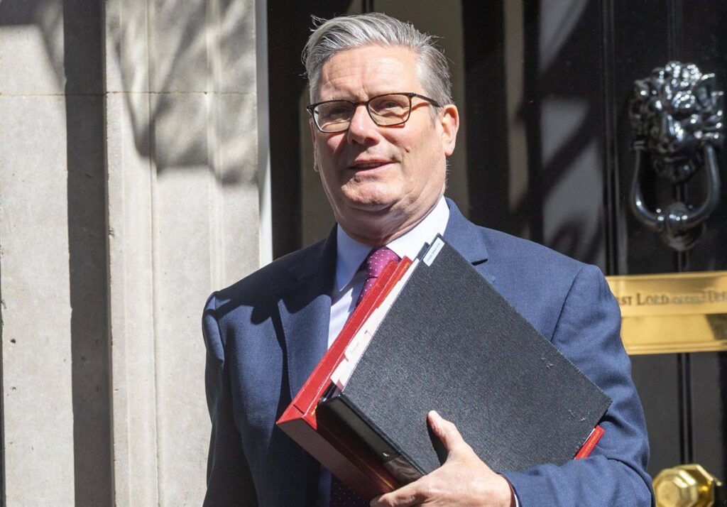 Keir Starmer en el Parlamento con rostro tenso mientras 72 diputados laboristas exigen su dimisión tras resultados electorales