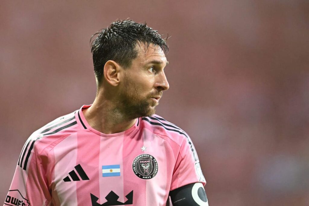 Lionel Messi se lleva las manos a la cara posterior del muslo izquierdo con gesto de dolor durante un partido, alertando sobre su lesión previo al Mundial 2026
