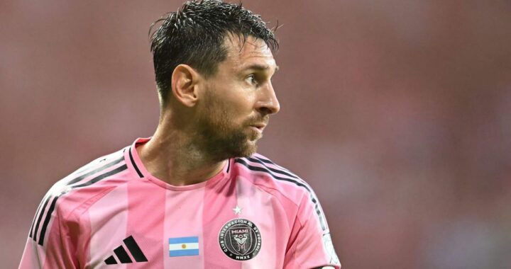 Lionel Messi se lleva las manos a la cara posterior del muslo izquierdo con gesto de dolor durante un partido, alertando sobre su lesión previo al Mundial 2026