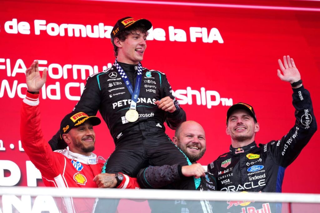 Andrea Kimi Antonelli en el podio de Canadá con 19 años, celebrando su cuarta victoria consecutiva en F1 con champagne y medalla de oro