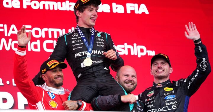 Andrea Kimi Antonelli en el podio de Canadá con 19 años, celebrando su cuarta victoria consecutiva en F1 con champagne y medalla de oro