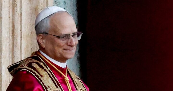 Papa León XIV y Christopher Olah de Anthropic en mesa de negociación con documento 'Magnifica Humanitas' sobre regulación ética de IA