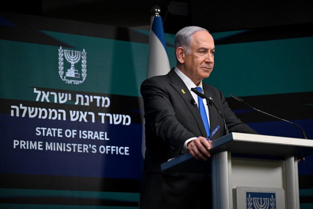 Itamar Ben Gvir con bandera de Israel frente a activistas pro-Palestina arrodillados en puerto de Ashdod