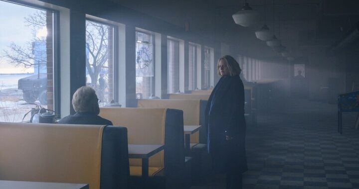 Elizabeth Moss como June Osborne en 'The Handmaid's Tale', con el icónico manto rojo y cofia blanca, símbolo global de resistencia feminista