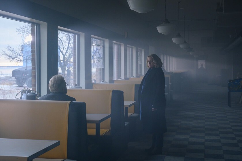 Elizabeth Moss como June Osborne en 'The Handmaid's Tale', con el icónico manto rojo y cofia blanca, símbolo global de resistencia feminista