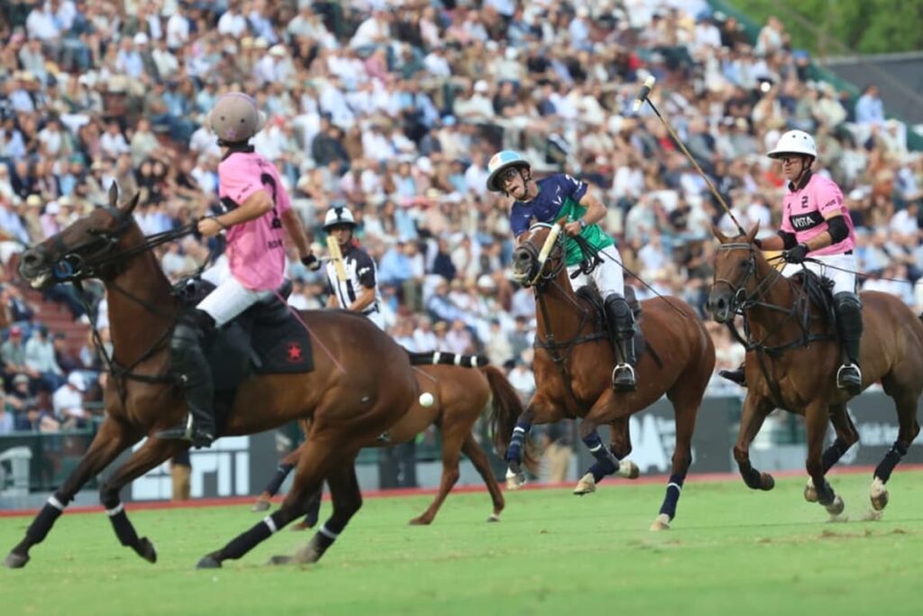Caballos en plena acción durante un partido de la Triple Corona 2026 con jugadores disputando el boleo bajo el sol