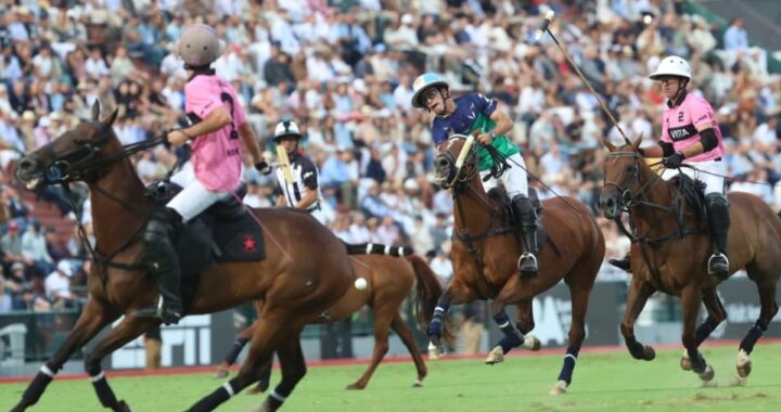 Caballos en plena acción durante un partido de la Triple Corona 2026 con jugadores disputando el boleo bajo el sol