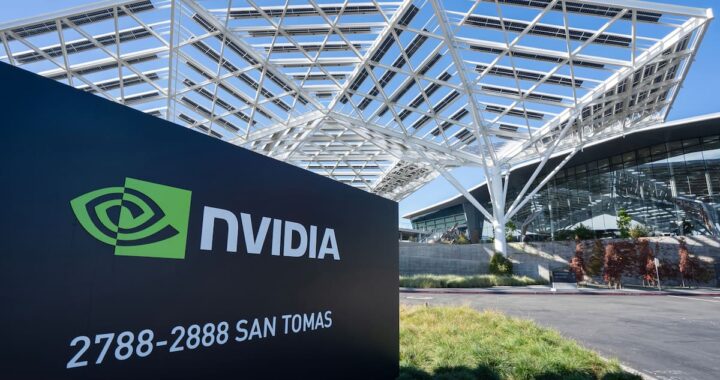 Pantalla con código malicioso superpuesto a bases de datos filtradas en ataque de fuga datos 12 millones