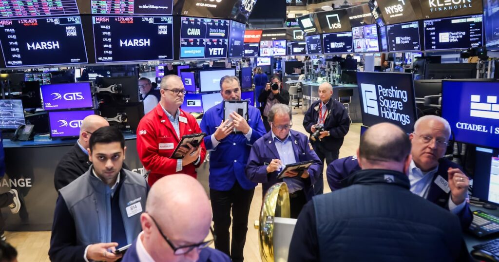Gráfico del S&P 500 en máximo histórico con barriles de petróleo a $98 y mapa del Estrecho de Ormuz en rojo