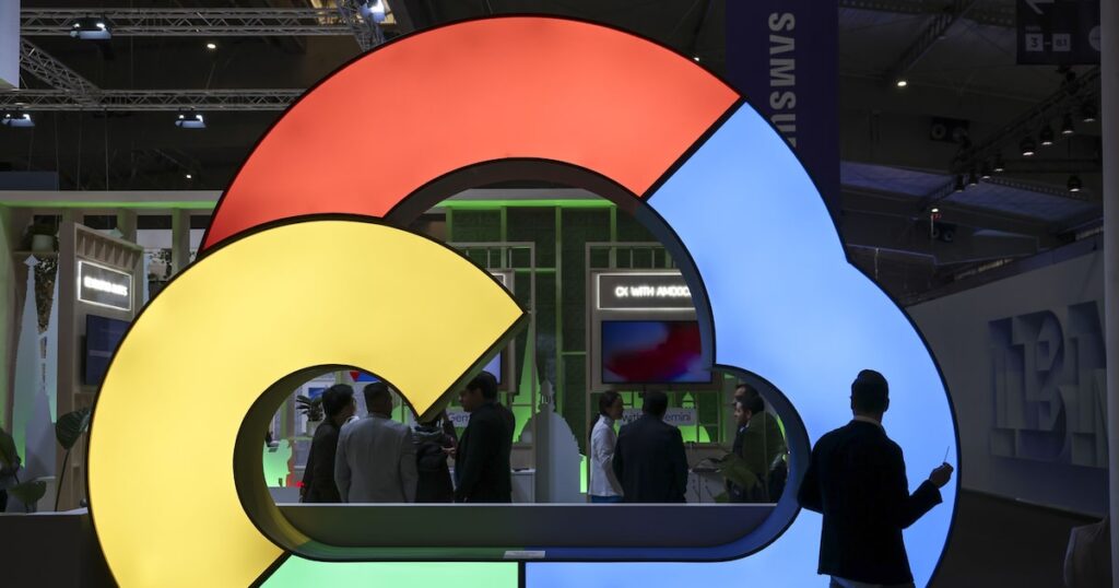 Ejecutivo de Google Cloud en reunión con emprendedores latinoamericanos discutiendo fondos para startups de IA