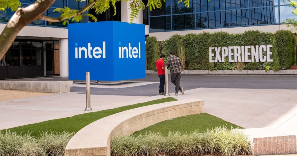 Edificio corporativo de Intel en San José con logo visible tras récord de US$500000 millones