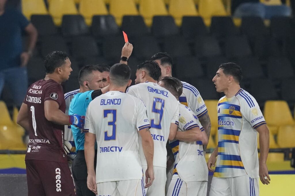 Santiago Ascacibar recibe tarjeta roja del árbitro en partido de Libertadores con expresión de frustración