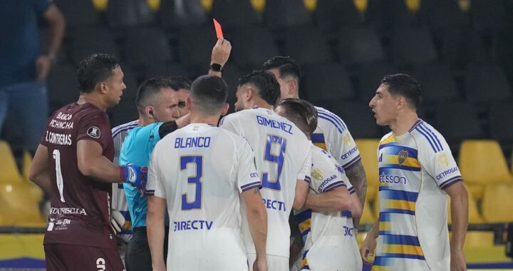 Santiago Ascacibar recibe tarjeta roja del árbitro en partido de Libertadores con expresión de frustración