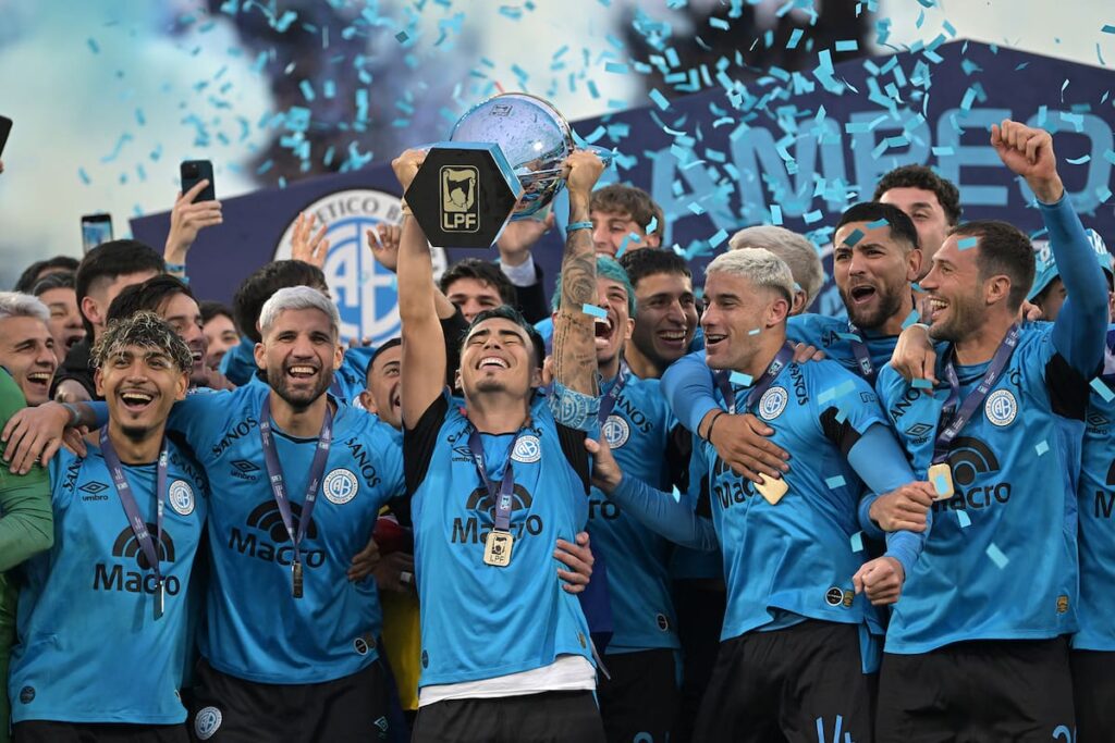 Celebración de Belgrano tras ganar el título 2026 con Uvita Fernández y Mudo Vázquez como héroes en el Kempes