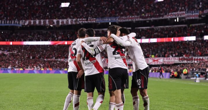 Gonzalo Montiel y Marcos Acuña lesionados en el banco de River, con rostros de preocupación y el equipo celebrando de fondo