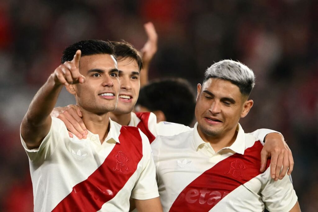 Celebración de River Plate con 11 juveniles en cancha tras goleada 3-0 en Copa Sudamericana