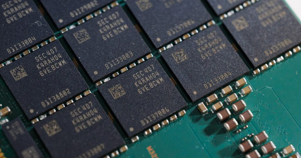 Gráfico comparativo de caída de acciones de Samsung vs SK Hynix por conflicto laboral en producción de chips IA
