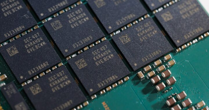 Gráfico comparativo de caída de acciones de Samsung vs SK Hynix por conflicto laboral en producción de chips IA