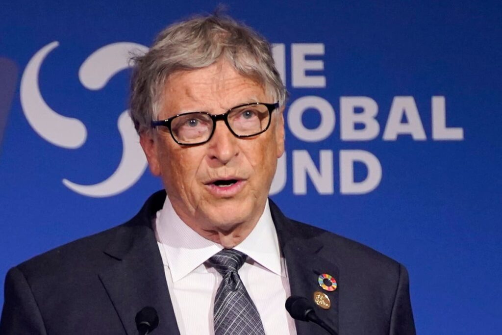 Bill Gates en entrevista señalando un gráfico de automatización laboral por IA para 2034 con datos de McKinsey