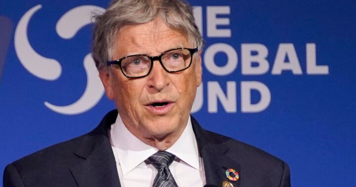 Bill Gates en entrevista señalando un gráfico de automatización laboral por IA para 2034 con datos de McKinsey