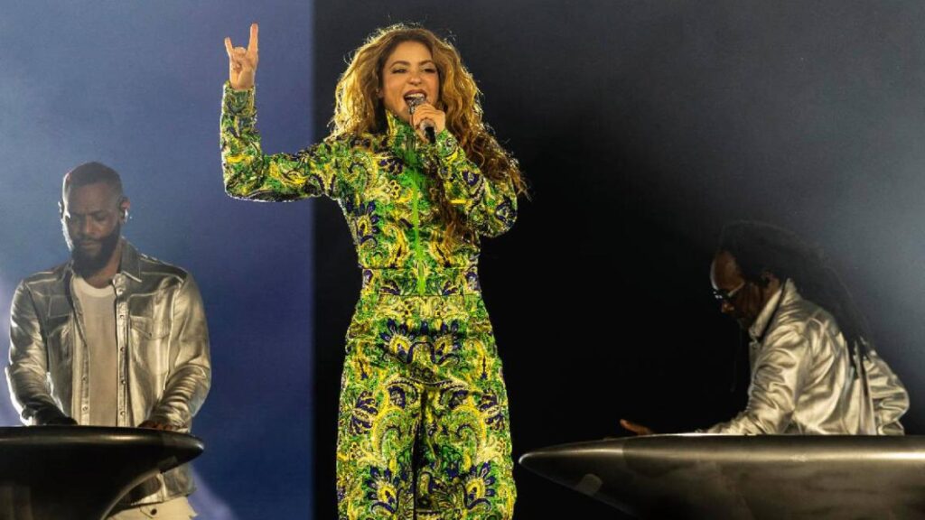 Shakira en el escenario de Copacabana ante una multitud de 2 millones de personas bajo el cielo estrellado de Río
