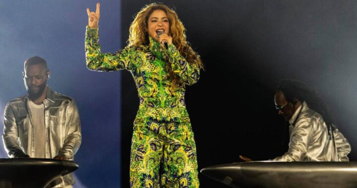 Shakira en el escenario de Copacabana ante una multitud de 2 millones de personas bajo el cielo estrellado de Río