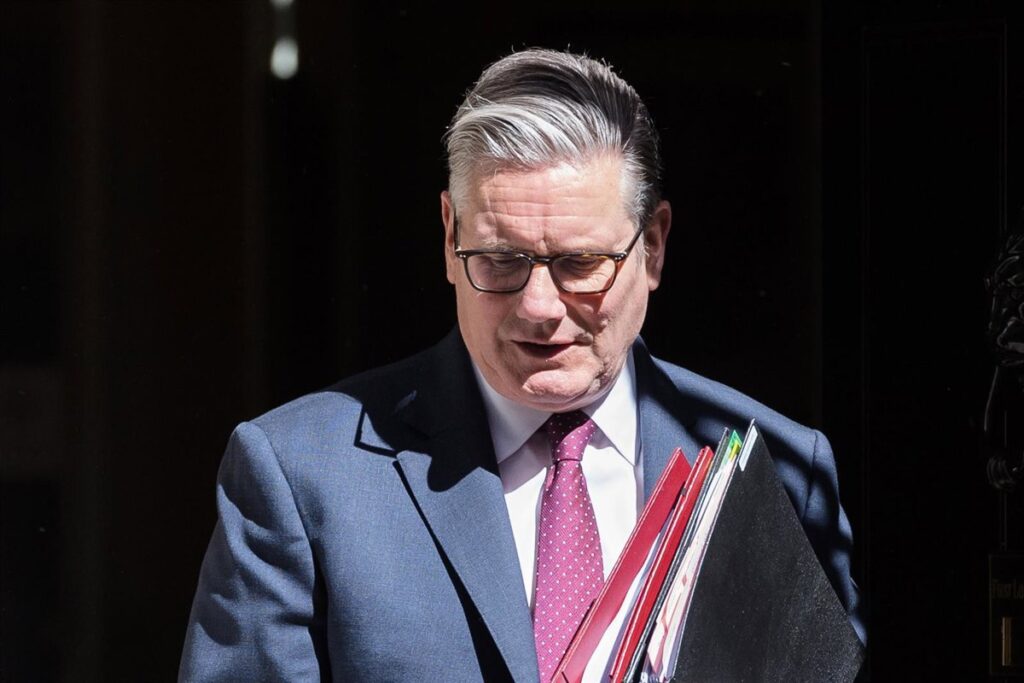 Keir Starmer con expresión seria en reunión de gabinete, reflejando tensión por la crisis de liderazgo y la inflación récord