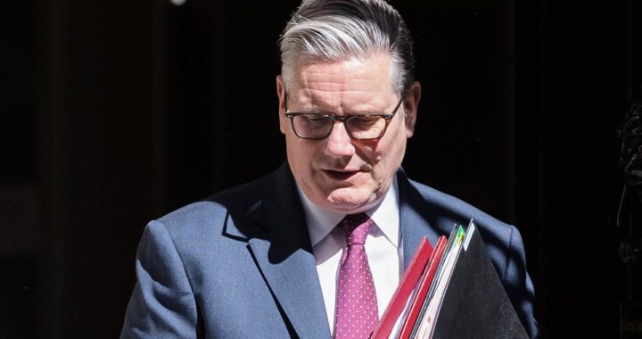 Keir Starmer con expresión seria en reunión de gabinete, reflejando tensión por la crisis de liderazgo y la inflación récord