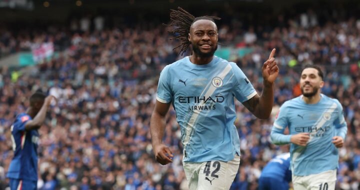 Antoine Semenyo celebra su golazo de taco en la final de la FA Cup 2024, con el City festinando y el Chelsea destrozado en Wembley