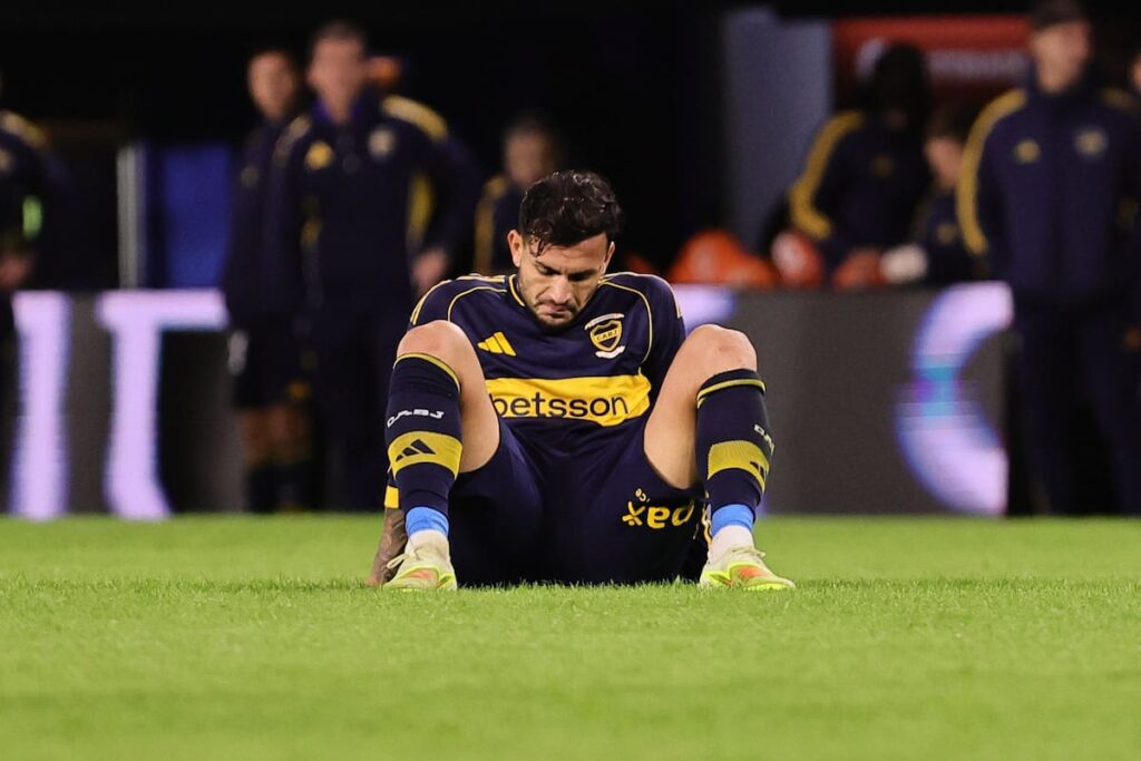 Troféo roto sobre un campo de fútbol abandonado simbolizando los campeones falsos del torneo argentino