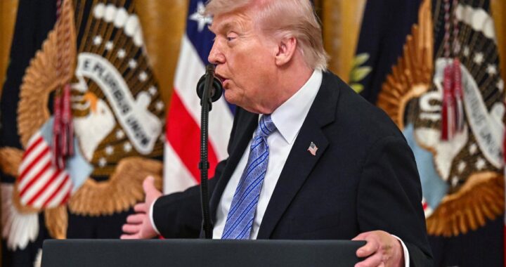 Donald Trump en rueda de prensa con mapa de Oriente Medio y bandera de EE.UU. al fondo, hablando de estrategia militar contra Irán