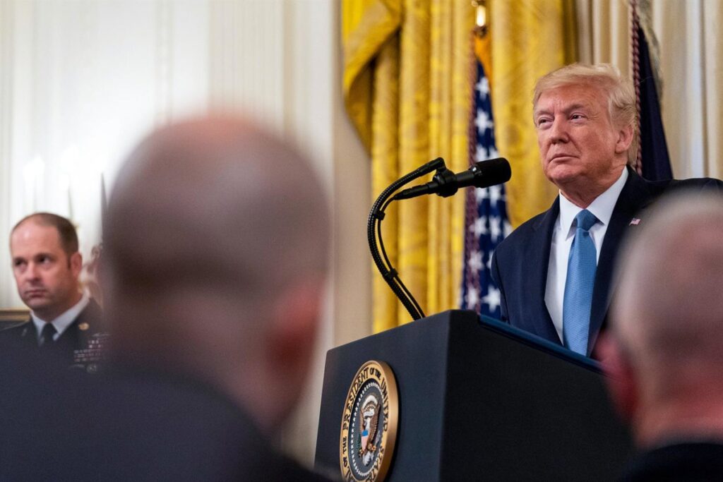 Donald Trump en el Despacho Oval con mapa de Irán y portaaviones USS Abraham Lincoln en alerta máxima