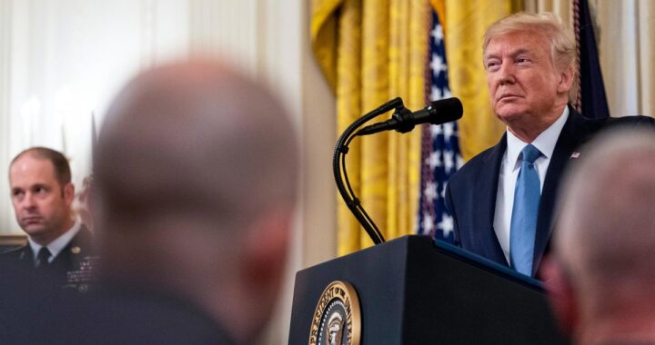 Donald Trump en el Despacho Oval con mapa de Irán y portaaviones USS Abraham Lincoln en alerta máxima