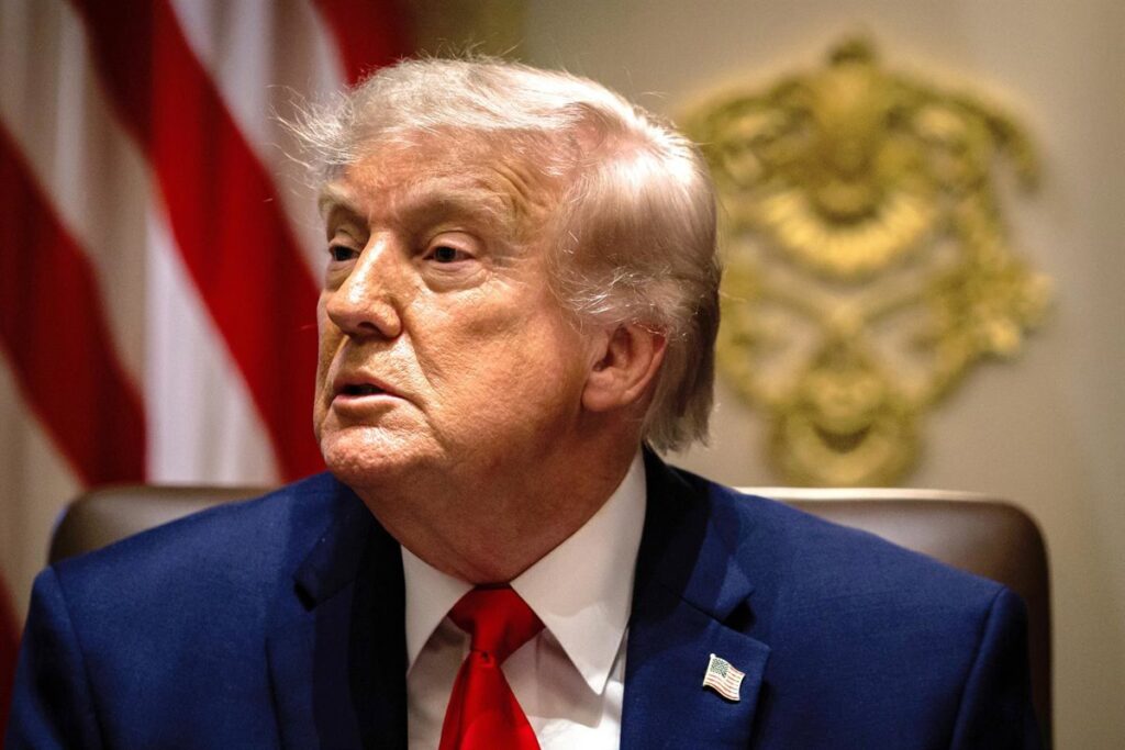 Donald Trump en la Sala de Crisis de la Casa Blanca con mapa del estrecho de Ormuz y datos nucleares de Irán