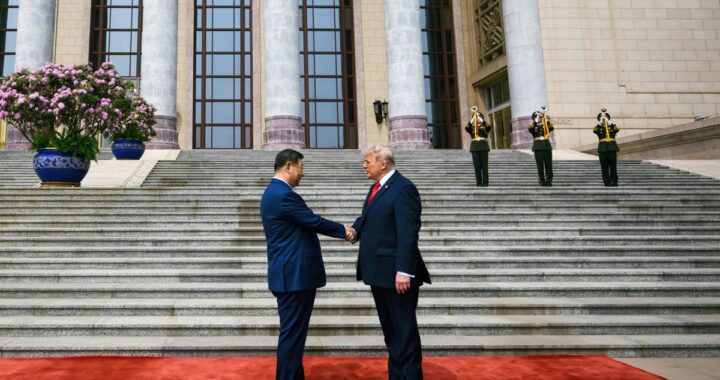 Trump y Xi Jinping sellan acuerdo con apretón de manos frente a banderas de EE.UU. y China, con mapa de Irán de fondo