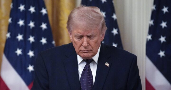 Donald Trump en discurso con bandera de EE.UU. mientras exige condiciones duras a Irán en negociaciones nucleares