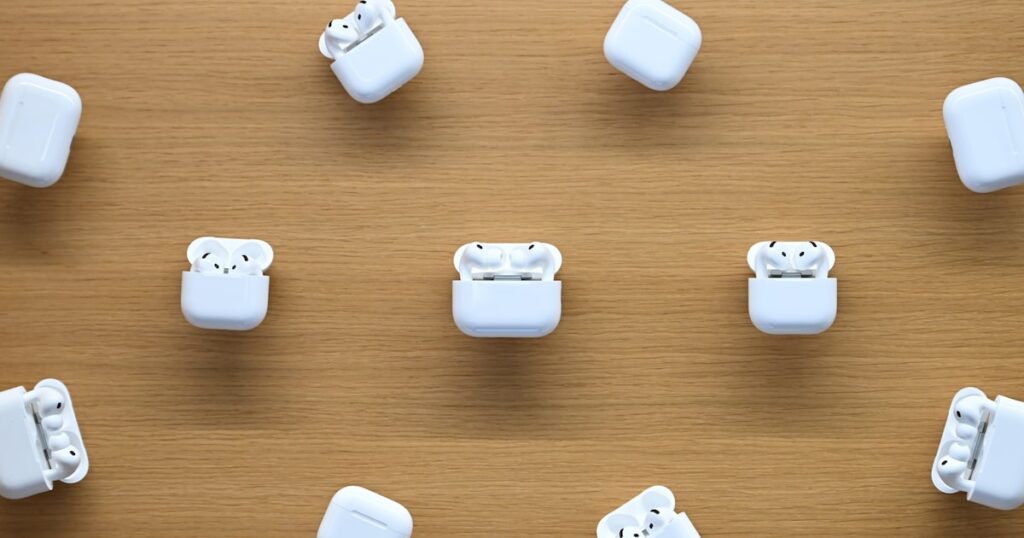 Prototipo de AirPods Pro 3 con cámaras integradas para interacción visual con IA, mostrando LED de actividad