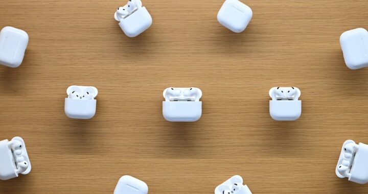 Prototipo de AirPods Pro 3 con cámaras integradas para interacción visual con IA, mostrando LED de actividad