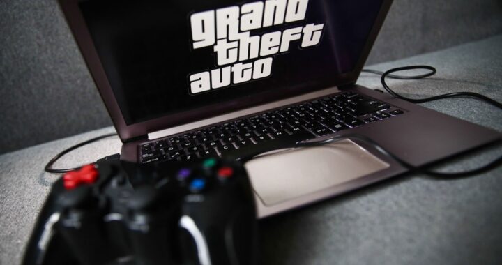 Pantalla de Wall Street mostrando alza en acciones de Take-Two tras anuncio de GTA VI para el 19 de noviembre