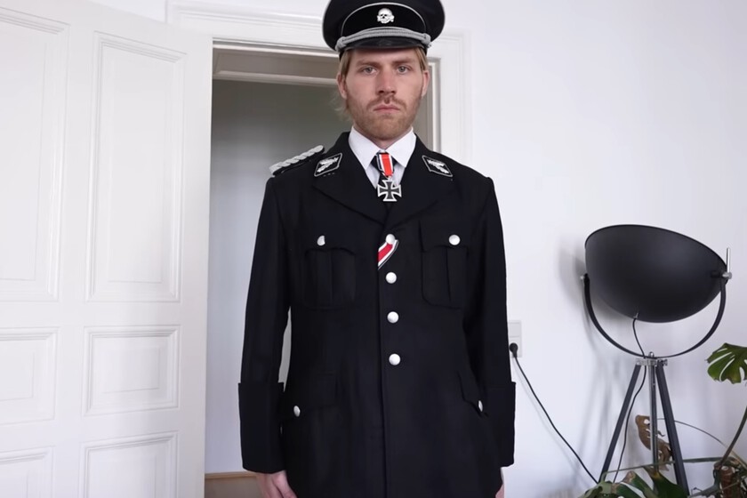 Actor con uniforme de las SS en video viral de YouTube simulando vigilar a estudiantes, con más de 5 millones de vistas