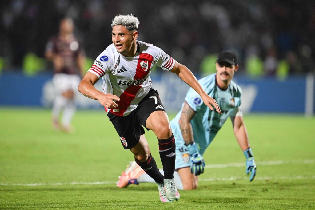 Maximiliano Salas celebra su gol en el minuto 90 que le dio el triunfo a River 2-1 en Venezuela