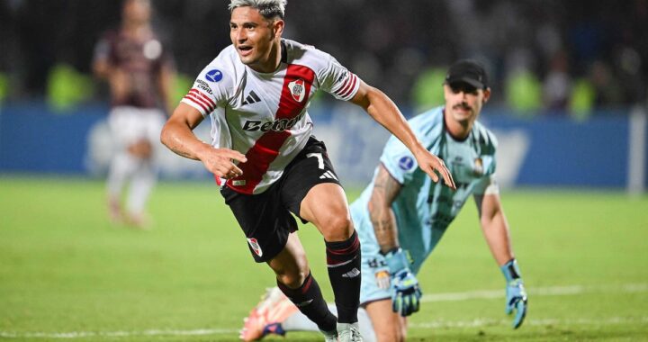 Maximiliano Salas celebra su gol en el minuto 90 que le dio el triunfo a River 2-1 en Venezuela