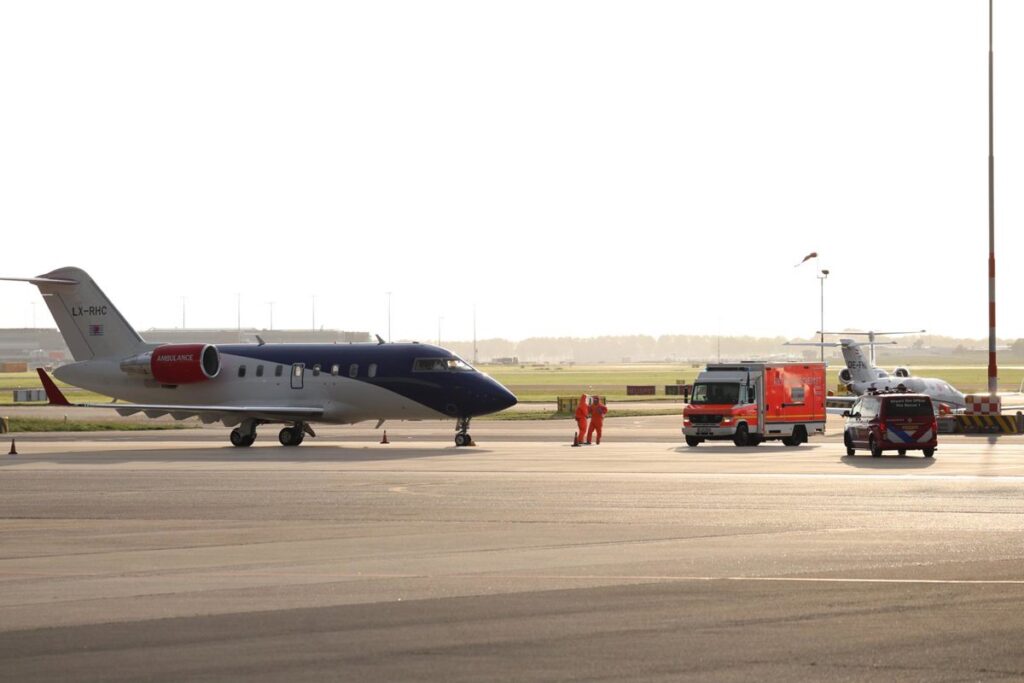 Azafata con equipo de bioseguridad en avión de KLM tras alerta por hantavirus en vuelo desde Sudáfrica
